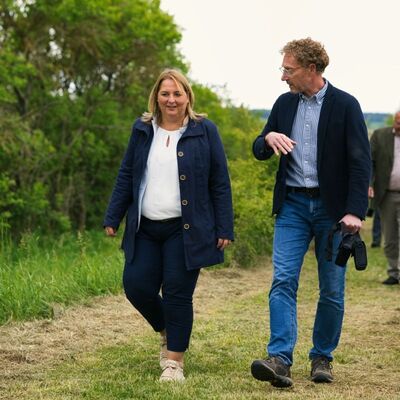 Ministerialdirektorin Isabel Kling und B&uuml;rgermeister Marcus Wessels im Gespr&auml;ch.