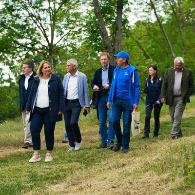 Ein Vertreter der NABU-Ortsgruppe erl&auml;utert den Teilnehmenden, dass in regelm&auml;&szlig;igen Dokumentationen 130 Vogelarten in dem Gebiet nachgewiesen wurde.