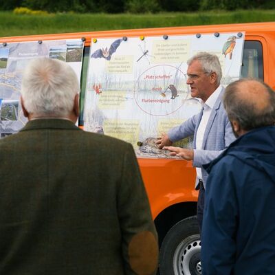 Dezernent Werner R&uuml;ger erkl&auml;rt die Ma&szlig;nahmen der Flurbereinigung am Insinger Bach. 