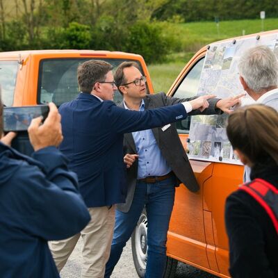 J&ouml;rg Hammerl vom Vermessungs- und Flurneuordnungsamt zeigt Landrat Christoph Schauder auf einer Karte das Gebiet, in dem das Flurneuordnungsverfahren vorgenommen wurde.