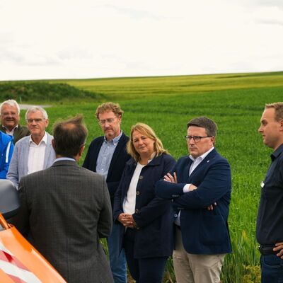 Landrat Christoph Schauder (zweiter von links), Ministerialdirektorin Isabel Kling und B&uuml;rgermeister Marcus Wessels (vierter von links) informieren sich &uuml;ber die Ma&szlig;nahme. 