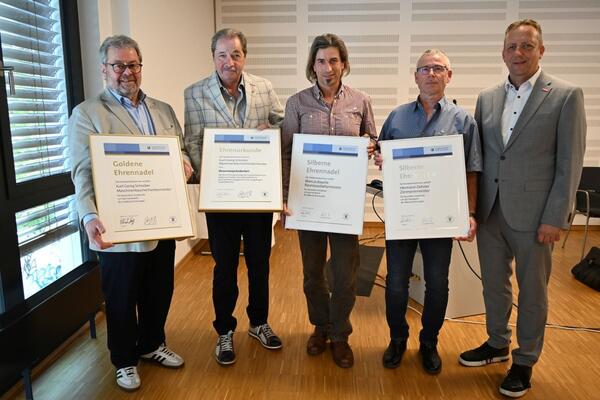 Kurt Georg Schreiber (2.v.l.), Marcus Bayerle (3.v.l.) und Hermann Dehner (4.v.l.) wurden f�r ihr vorbildliches Engagement von Hauptgesch�ftsf�hrer Ralf Schn�rr (rechts) und Kammerpr�sident Ralf Rothenburger geehrt.
