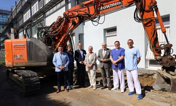 Baggerbiss fr die Erweiterung der Notaufnahme am Caritas-Krankenhaus Bad Mergentheim (v.l.): Landrat Christoph Schauder, BBT-Regionalleiterin Dr. Ulrike Heesemann, Kaufmnnischer Direktor des Caritas-Krankenhauses Jeremia Berschauer, 1. Brgermeisterstellvertreterin Manuela Zahn, Oberbrgermeister Udo Glatthaar, Chefarzt Dr. Christian Sommer, pflegerischer Leiter der Notaufnahme Stefan Wrrlein.