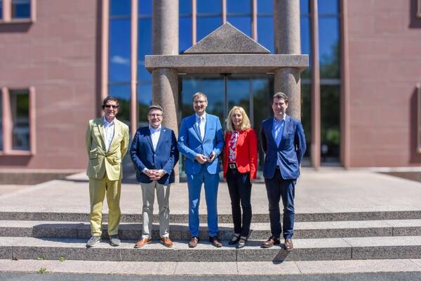 Gesch�ftsf�hrer Heinrich-Georg Hofmann (von links), Landrat Christoph Schauder, B�rgermeister Georg Wyrwoll, Dezernentin Ursula M�hleck (Kreisentwicklung und Bildung) und Gesch�ftsf�hrer Johannes Georg Hofmann vor dem Hauptsitz von Hofmann Naturstein in Werbach-Gamburg.