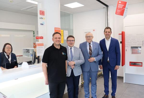 Gemeinsam f�r starken Service und pers�nliche Beratung in der Mobilit�tszentrale Bad Mergentheim (von links): Ines Stolz vom Service-Team, VGMT-Gesch�ftsf�hrer Thorsten Haas, Landrat Christoph Schauder, Oberb�rgermeister Udo Glatthaar und Florian Stein, Teamleitung Verkehrsvertragsmanagement der DB RegioNetz Verkehrs GmbH.