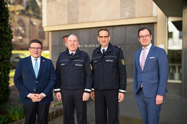 Landrat Christoph Schauder (von links) empfing den Polizeipr�sidenten des Pr�sidiums Heilbronn, Frank Spitzm�ller, sowie den Polizeivizepr�sidenten Markus Geistler zum Sicherheitsgespr�ch. Daran nahm auch Erster Landesbeamter Florian Busch teil.