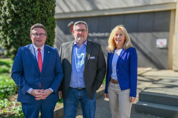 Zufrieden schauen sie zur�ck auf die ersten 100 Tage: Landrat Christoph Schauder, der neue Gesch�ftsf�hrer der Energieagentur Main-Tauber-Kreis, Martin Krupp, sowie Dezernentin Ursula M�hleck.