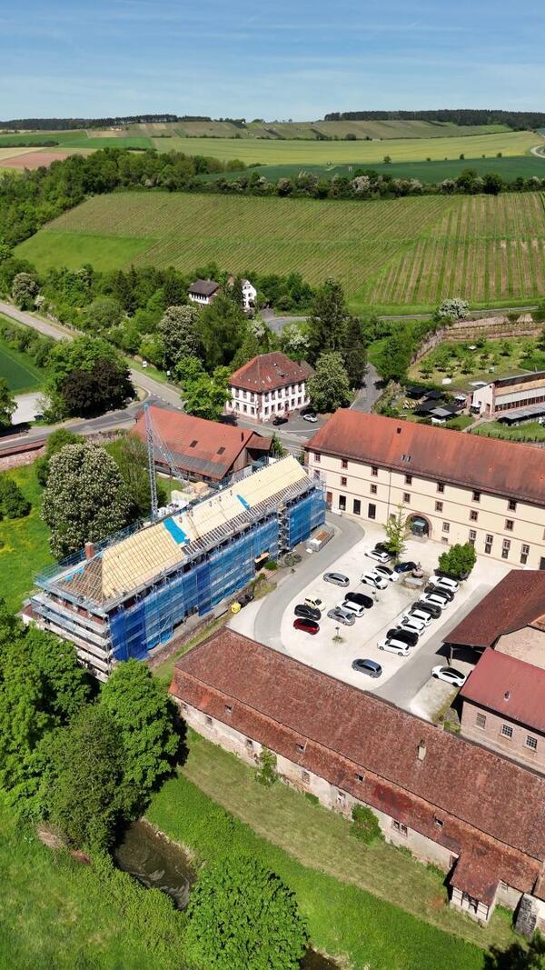 Das vom Fraunhofer Institut f�r Silicatforschung genutzte �konomiegeb�ude des Klosters Bronnbach wird aktuell energetisch saniert. Der Kreistag hat in der aktuellen Sitzung der Vergabe der W�rmetechnik zugestimmt. 