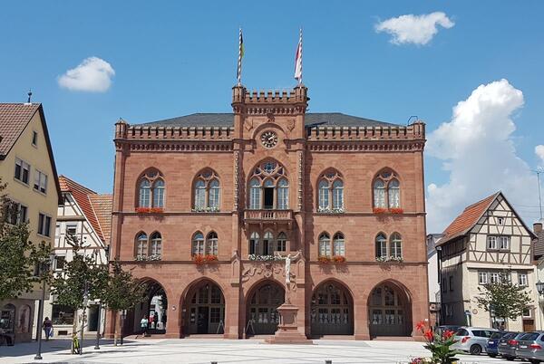 Das Bild zeigt das Rathaus in Tauberbischofsheim.