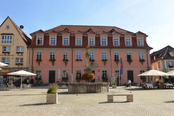 Das Bild zeigt das Rathaus in Weikersheim.