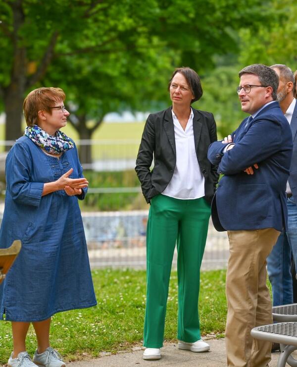Barbara Barthel, Leitung des Schulkindergartens in Unterbalbach, (v.l.) zeigte Regierungspr�sidentin Susanne Bay und Landrat Christoph Schauder die R�umlichkeiten sowie das Au�engel�nde des Kindergartens.