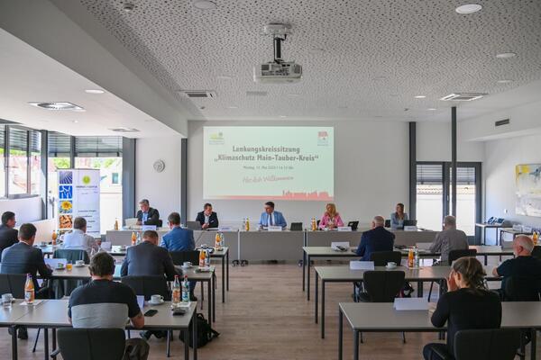 Im Rahmen der Lenkungskreissitzung "Klimaschutz Main-Tauber-Kreis" wurden unter anderem die Aktivit�ten zu den Leuchtturmprojekten "Energieeffizienz" und "Solarinitiative" aus dem Klimaschutzkonzept des Landkreises sowie die Projekte der Energieagentur Main-Tauber-Kreis vorgestellt.