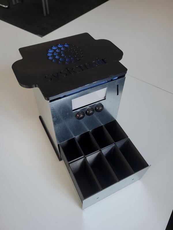 Das Foto zeigt den Prototypen einer elektronischen Spardose, welchen die Sch�ler Ghaith Alatrash und Ayub Abdulkadir mit der fachlichen Unterst�tzung der Systemair GmbH entwickelt haben.