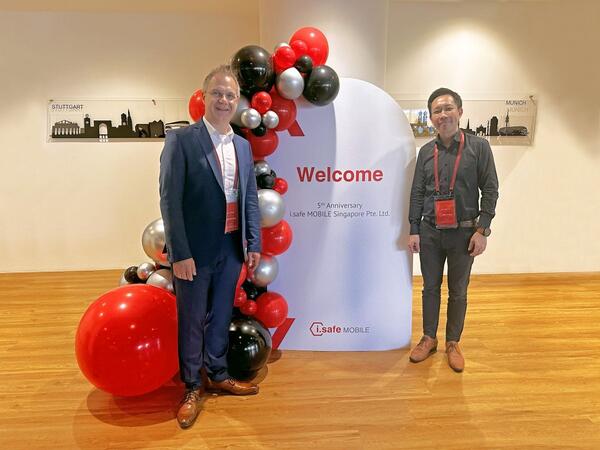 CEO und Mitgr�nder Martin Haaf (li.) und  Kah Lip Yap bei der Jubil�umsfeier in Singapur