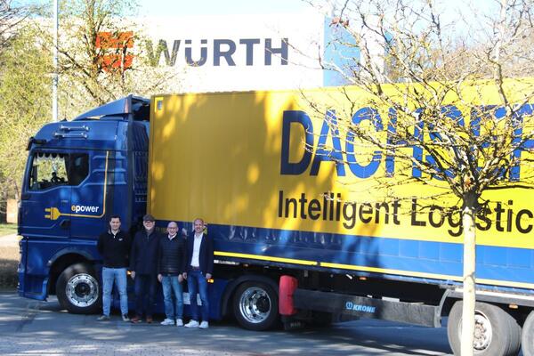 Dachser setzt f�r W�rth Industrie Service einen E-Lkw im Pendelverkehr ein
V.l.n.r.: Florian Braun, Abteilungsleiter Transportmanagement bei W�rth Industrie Service, Andreas Manytz, Business Development Manager Road Dachser, Marc-Oliver Bohlender, Niederlassungsleiter / Branch Manager  Dachser und Sascha Lorenz, Speditionsleiter Ausgang / Manager Operations Outbound Dachser.