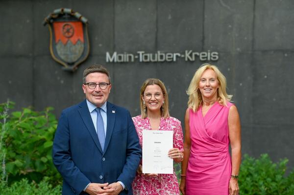 Die bisherige kommissarische Amtsleiterin Katrin Stephan (Bildmitte) �bernimmt dauerhaft die Leitung des Amtes f�r Kreisschulen und Bildung. Landrat Christoph Schauder und Dezernentin Ursula M�hleck begl�ckw�nschten die langj�hrige Mitarbeiterin zur neuen Position.