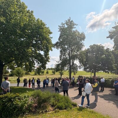 Die Landeskommission des Wettbewerbs "Unser Dorf hat Zukunft" unterwegs in Rauenberg. Das Dorf punktete nicht nur mit dem gro&szlig;en ehrenamtlichen Engagement der B&uuml;rgerinnen und B&uuml;rger, sondern unter anderem auch mit der Begr&uuml;nung im Dorf.