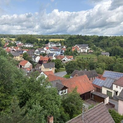 Ein Blick auf Rauenberg. Auch die Erzeugung regenerativer Energien im Dorf &uuml;berzeugte die Landeskommission des Wettbewerbs "Unser Dorf hat Zukunft". 