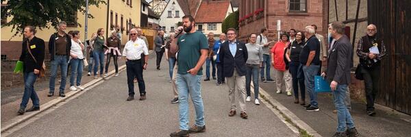 Landrat Christoph Schauder gemeinsam mit der Landeskommission des Wettbewerbs "Unser Dorf hat Zukunft" beim Rundgang durch Rauenberg. Das Dorf hat die Goldmedaille beim Landesentscheid gewonnen.