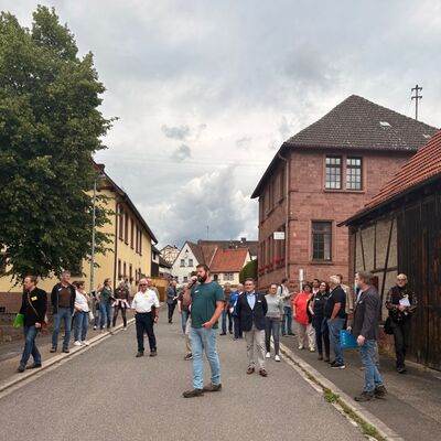 Landrat Christoph Schauder gemeinsam mit der Landeskommission des Wettbewerbs "Unser Dorf hat Zukunft" beim Rundgang durch Rauenberg. Das Dorf hat die Goldmedaille beim Landesentscheid gewonnen. 