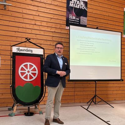 Landrat Christoph Schauder begr&uuml;&szlig;t die Landeskommission des Wettbewerbs "Unser Dorf hat Zukunft". 