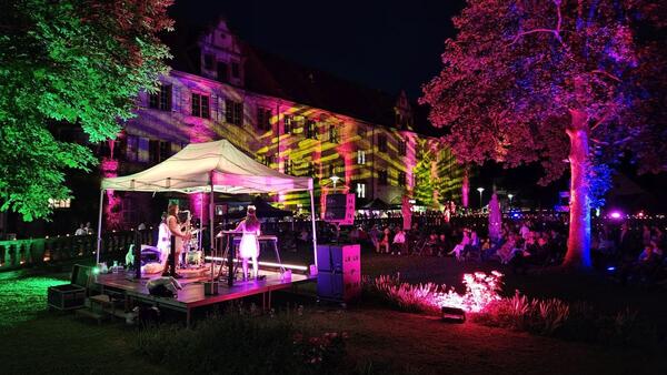 Der illuminierte Abteigarten mit Blick auf die Fassade des Klosters Bronnbach beim vierten Bronnbacher Lichterfest. Die Band "Eva's Apfel" sorgte f�r die passende Livemusik.