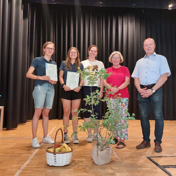 Der Kindergarten "Maria Hilf" in Bad Mergentheim wurde k�rzlich mit dem Zertifikat f�r "Bewusste Kinderern�hrung" (BeKi) ausgezeichnet. Im Bild von links nach rechts: Tina Teufel, Yvonne Heck, beide vom Leitungsteam des Kindergartens Maria Hilf, Angelika Tremmel als BeKi-Referentin, Dagmar Heckmann und Marcus K�hler vom Landwirtschaftsamt.