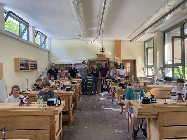 Ein starkes MINT-Gemeinschaftsprojekt der Jugendtechnikschule Main-Tauber, der Gewerblichen Schule (GTB) Tauberbischofsheim und des Main-Tauber-Kreises: Insgesamt 15 Sch�lerinnen und Sch�ler stellten ihre eigenen Solarleuchten her. 