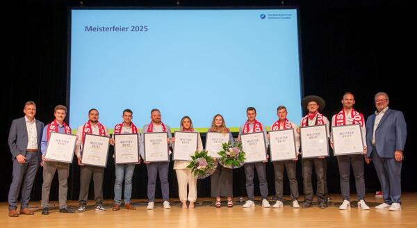 Ehrung der besten Jungmeisterinnen und Jungmeister des Abschlussjahrgangs 2024/2025 mit Hauptgesch�ftsf�hrer Ralf Schn�rr, Noah-Gabriel Arnold, Alex Bender, Felix Wein, Fabian Hoffmann, Suna Uztopal, Larissa Wohlfarth, Adrian Ladenburger, Lars Trampert, Stefan Merz, Manuel Sayer und Pr�sident Ralf Rothenburger (v.l.n.r.).
