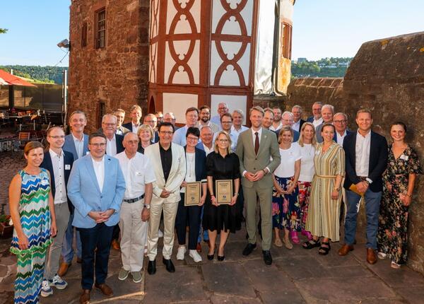 In einer Feierstunde auf der Burg ehrte die Stadt Wertheim ihre zw�lf Unternehmen mit Weltmarktf�hrer-Status. Das Foto zeigt die erfolgreichen Unternehmensf�hrungen im Kreis der G�ste.