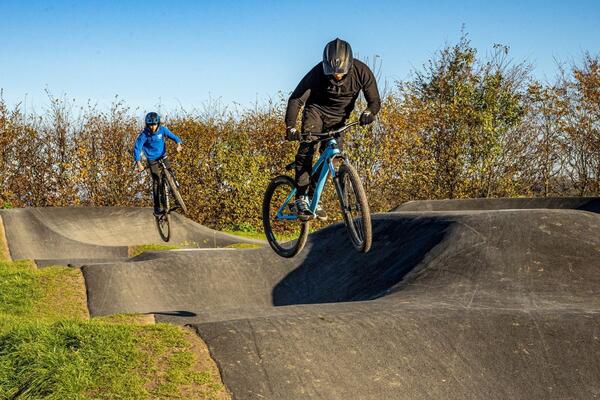 Abenteuer und Nervenkitzel gibt es bei vielen Erlebnissen im Taubertal, wie zum Beispiel auf dem Pump Track im Bikepark K�lsheim. 