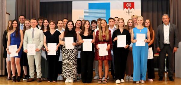 Die Kaufm�nnische Schule Bad Mergentheim hat ihre Absolventen verabschiedet: Stolz pr�sentieren die Absolventen ihre Schulpreise.
