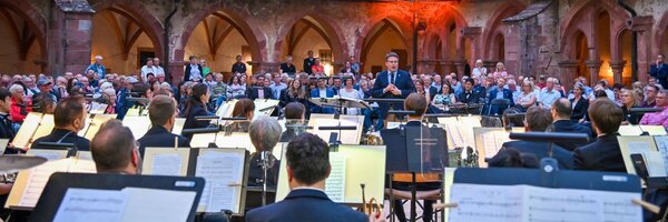 Bestes Wetter beim Benefizkonzert des Landespolizeichorchesters Baden-W�rttemberg in Bronnbach: Landrat Christoph Schauder freute sich �ber mehr als 380 Besucherinnen und Besucher im einzigartigen Ambiente des Klosterinnenhofs.