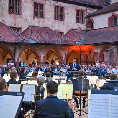 Bestes Wetter beim Benefizkonzert des Landespolizeichorchesters Baden-W&uuml;rttemberg in Bronnbach: Landrat Christoph Schauder freute sich &uuml;ber mehr als 380 Besucherinnen und Besucher im einzigartigen Ambiente des Klosterinnenhofs.