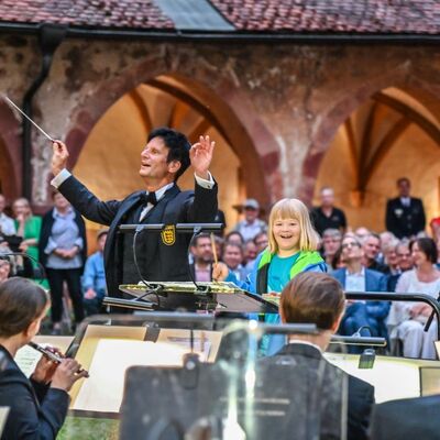 Musik, die verbindet: Gemeinsam mit dem jungen "Nachwuchs-Dirigenten" aus K&uuml;lsheim f&uuml;hrte der musikalische Leiter und Chefdirigent Professor Stefan Halder durch das letzte St&uuml;ck des Abends.