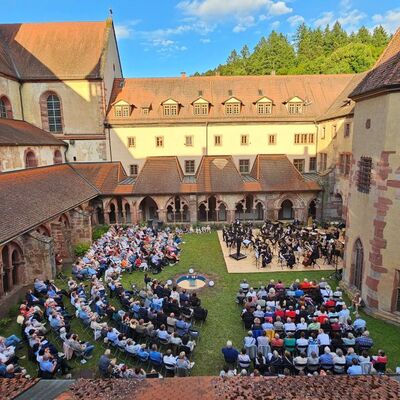 Beste Musik im stimmungsvollen Ambiente des Klosters: Das Landespolizeiorchester Baden-W&uuml;rttemberg begeisterte die zahlreichen G&auml;ste.
