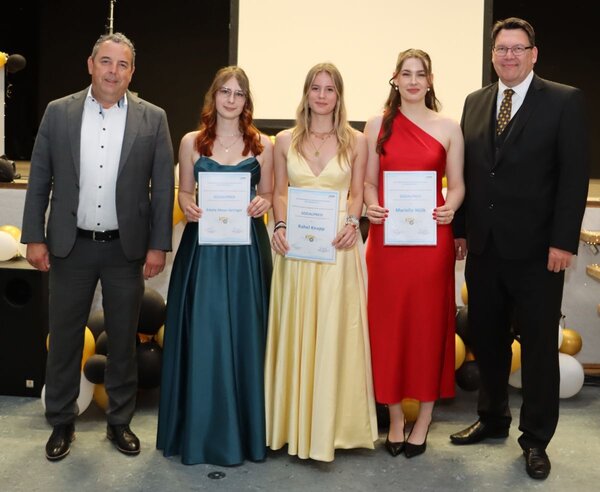 Bild vergr&ouml;&szlig;ern: Besondere Auszeichnung des ehrenamtlichen Engagements der Schüler an der Kaufmännischen Schule Bad Mergentheim durch Gottfried Gunzenhauser (links außen) und Schulleiter Volker Stephan (rechts außen).