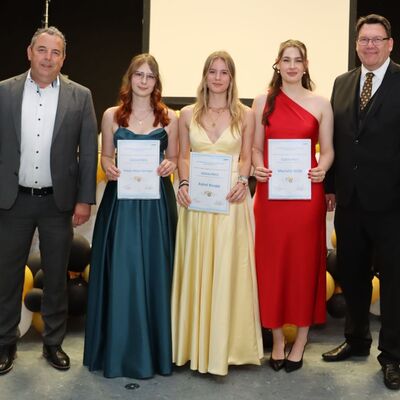 Besondere Auszeichnung des ehrenamtlichen Engagements der Sch�ler an der Kaufm�nnischen Schule Bad Mergentheim durch Gottfried Gunzenhauser (links au�en) und Schulleiter Volker Stephan (rechts au�en). 