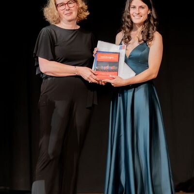 Deutschlehrerin Nicole Stabrey-Blanke mit Scheffelpreistr&auml;gerin Lisa Hautzinger.