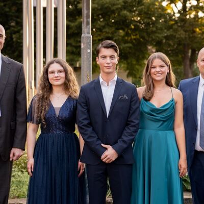 Dreimal die Traumnote 1,0: Abteilungsleiter G&uuml;nter Krajewski (l.) und Schulleiter Frank Stephan (r.) gratulierten Anna Kraus (2.v.l.) Phil Fr&uuml;hauf und Jule M&uuml;nzner zu einem herausragenden Abschluss.