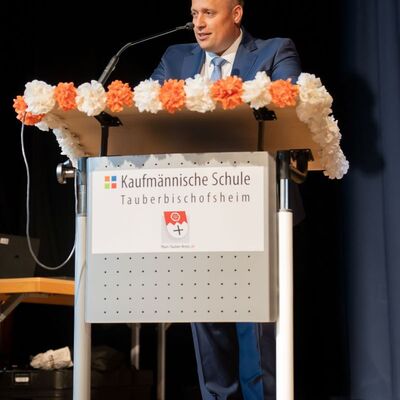 Schulleiter Frank Stephan lobte in seiner Rede an die Absolventen die schulischen Leistungen, aber auch das au&szlig;erschulische Engagement beispielsweise bei der Organisation der Abschlussfeier sowie der Abiturzeitung.