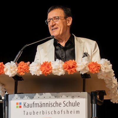 Als ehemaliger Abiturient des Wirtschaftsgymnasiums begl&uuml;ckw&uuml;nschte Prof. Dr. Wolfgang Reinhart als Landtagsvizepr&auml;sident die Absolventen zu dem erreichten Meilenstein und der Eintrittskarte in eine neue Welt.
