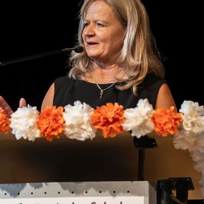 B&uuml;rgermeisterin Anette Schmidt verriet in ihrer Rede, dass sie ebenfalls eine Absolventin des Wirtschaftsgymnasiums war.