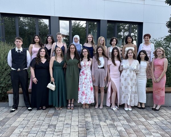 Bild vergr&ouml;&szlig;ern: Das Foto zeigt die Absolventinnen und Absolventen der 2BFH2 mit Klassenlehrerin Heidrun Scheu-Hachtel.