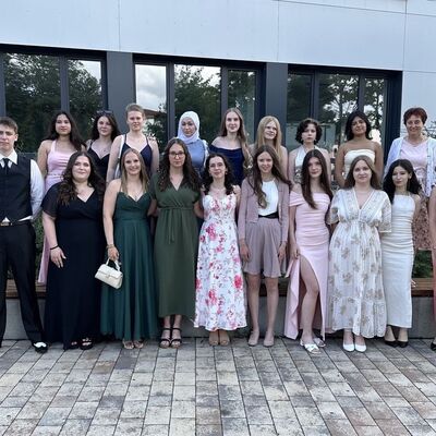 Die Absolventinnen und Absolventen der 2BFH2 mit Klassenlehrerin Heidrun Scheu-Hachtel (hinten rechts). 