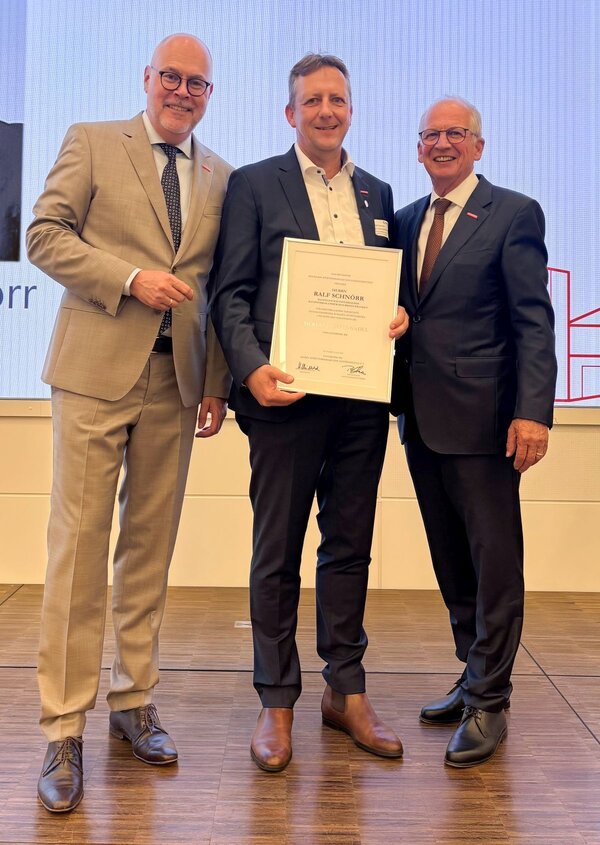 Landeshandwerkspr�sident Rainer Reichhold (r.) und Handwerk BW-Hauptgesch�ftsf�hrer Peter Haas (l.) verleihen Hauptgesch�ftsf�hrer Ralf Schn�rr die Silberne Ehrennadel von Handwerk BW.