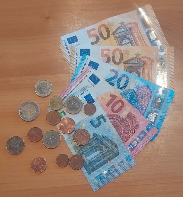 Zwei Klassen der Ausbildungsberufe Einzelhandel und Verkauf am Beruflichen Schulzentrum Wertheim wurden von Fachleuten der Deutschen Bundesbank, Niederlassung Stuttgart, intensiv zum Umgang mit Falschgeld geschult.