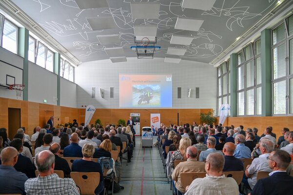Blick in die Aula des Beruflichen Schulzentrums Tauberbischofsheim: Vertreter aus Politik und Bildung sowie zahlreiche Weggef�hrten, Familienmitglieder und Freunde kamen zur Verabschiedung des bisherigen GTB-Schulleiters Hermann Ruppert sowie zur Einf�hrung des Nachfolgers Ralf Scherer.