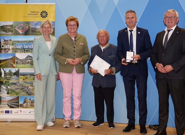 F�r das Kloster Bronnbach nahmen Altlandrat Georg Denzer (Mitte) und Kulturamtsleiter Frank Mittnacht (2.v.r.) die Europa-Medaille und die zugeh�rige Urkunde der EVP-Fraktion im Europ�ischen Parlament entgegen. �berreicht wurde die Auszeichnung von Monika Hohlmeier MdEP (2.v.l.) und Dr. Angelika Niebler MdEP (links) zusammen mit Landrat Johann Kalb (rechts) aus Bamberg.