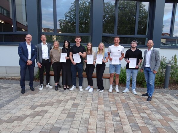 Der Verein f�r berufliche Bildung an der Gewerblichen Schule Bad�Mergentheim zeichnete im Rahmen seiner Jahreshauptversammlung k�rzlich auch die Jahrgangsbesten der gewerblichen Schule Bad Mergentheim aus, von links: Schulleiter Peter W�hrle (Zweiter Vorsitzender), Holger Englert (Erster Vorsitzender), Michaela Hammer (Innungsobermeisterin des Friseurhandwerks), die Preistr�gerinnen und Preistr�ger sowie (r.) Thomas Heer (Dritter Vorsitzender).